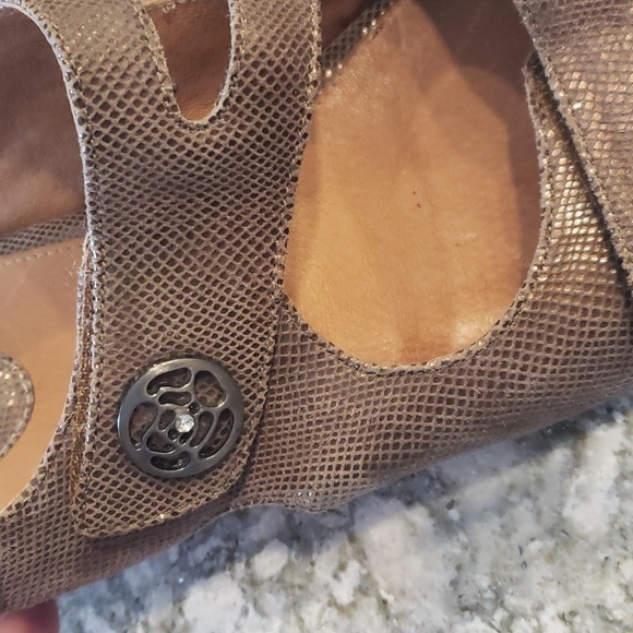 Clarks Artisan Brown bronze Shimmer velcro closure leather sandals - Picture 3 of 9
